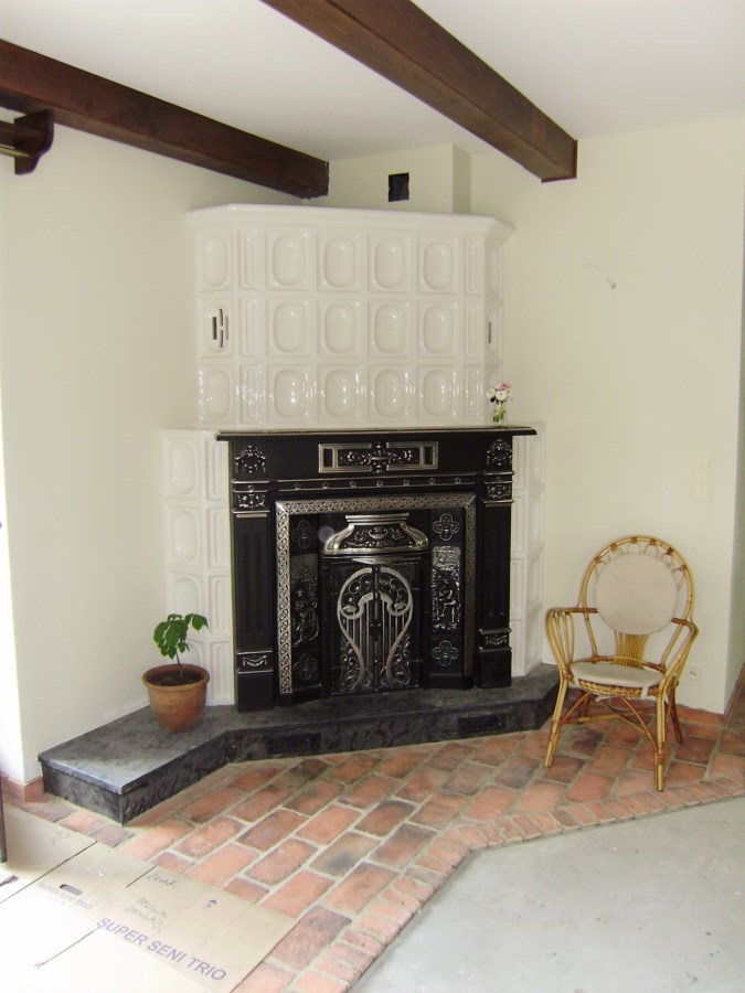 duży kominek z kafli Grodzisk