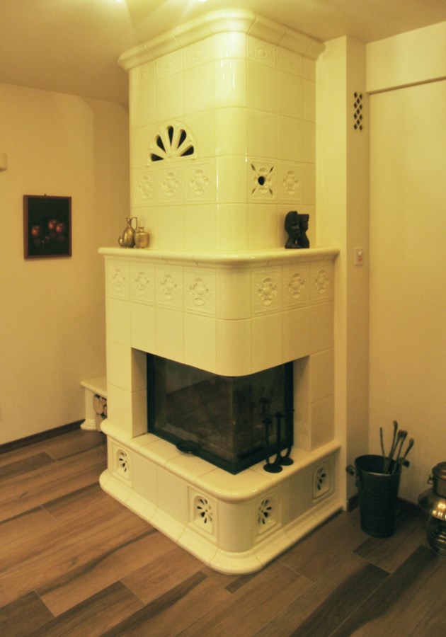 kremowe kafle ładny kominek