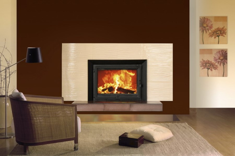 nowoczesny kominek fiolet kafle